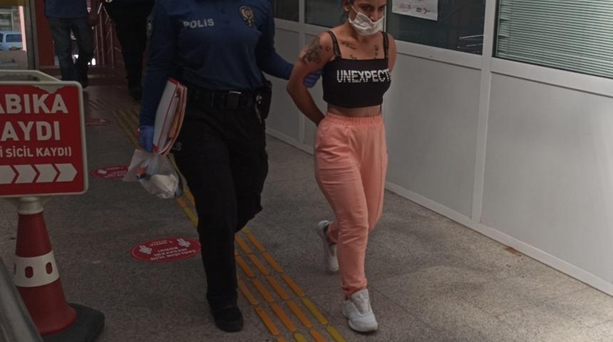Çipli sahte kimlikle telefoncuları dolandıran kadın yakalandı