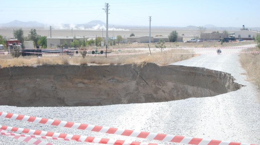 Konya'da yol ortasındaki dev obruk korkuttu
