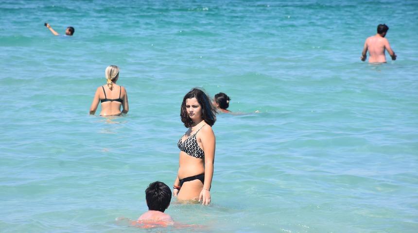 Kavurucu sıcaktan bunalanlar Ilıca Plajı'nı doldurdu