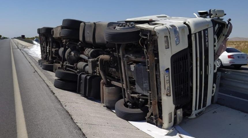 Devrilen tırdaki yolcu öldü
