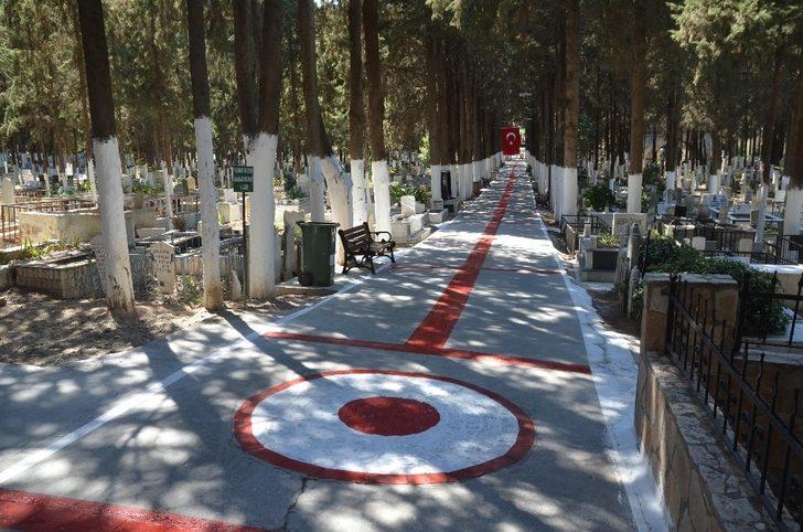 Kuşadası Adalızade Mezarlığı kırmızı-beyaz renklere büründü G2