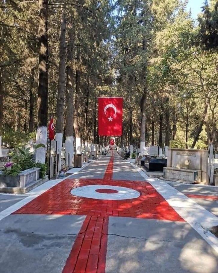 Kuşadası Adalızade Mezarlığı kırmızı-beyaz renklere büründü G3