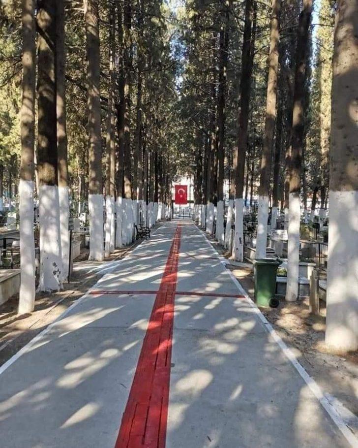 Kuşadası Adalızade Mezarlığı kırmızı-beyaz renklere büründü G4