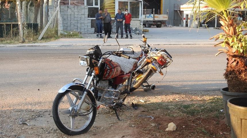 2 Motosiklet kafa kafaya &ccedil;arpıştı: 3 yaralı