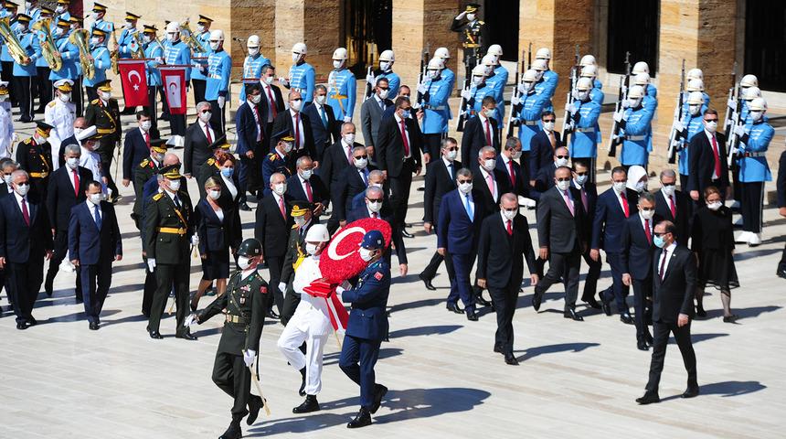 Anıtkabir'de 'Recep Tayyip Erdoğan' sloganlarına İnce ve Yarkadaş'tan tepki