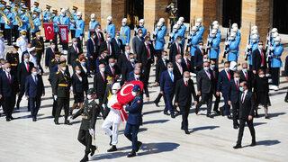 Anıtkabir'de 'Recep Tayyip Erdoğan' sloganlarına İnce ve Yarkadaş'tan tepki