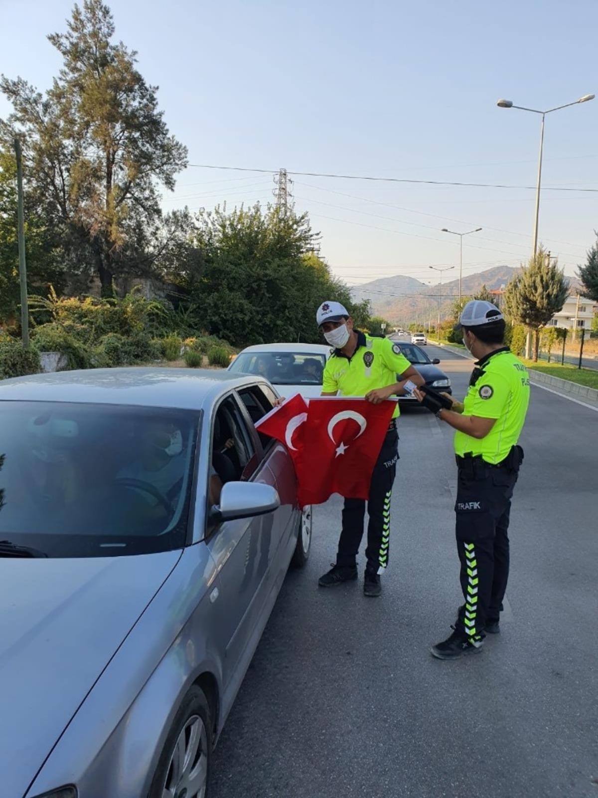 Dalaman Polisi T&uuml;rk Bayrağı Dağıttı