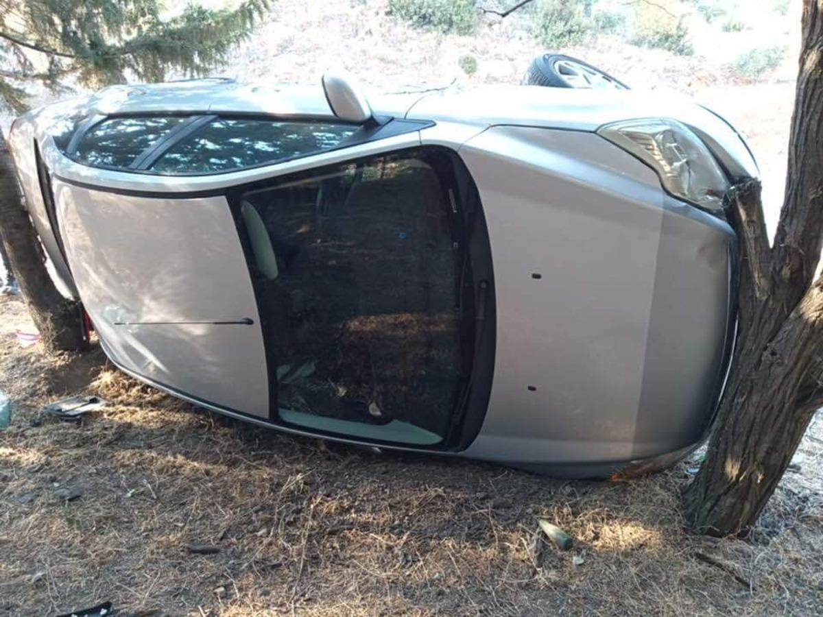 Yoldan &ccedil;ıkan otomobil ağa&ccedil;lara &ccedil;arparak durabildi