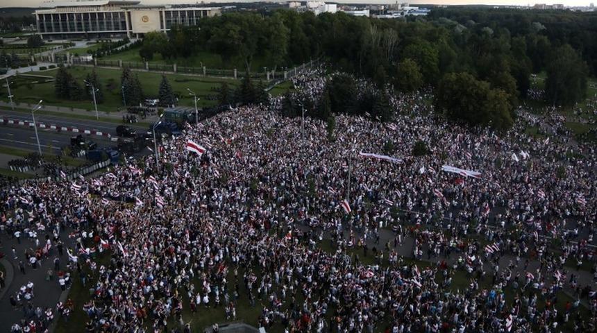 Belarus'ta protestolar s&uuml;r&uuml;yor: Minsk'te on binlerce kişi sokaklardaydı