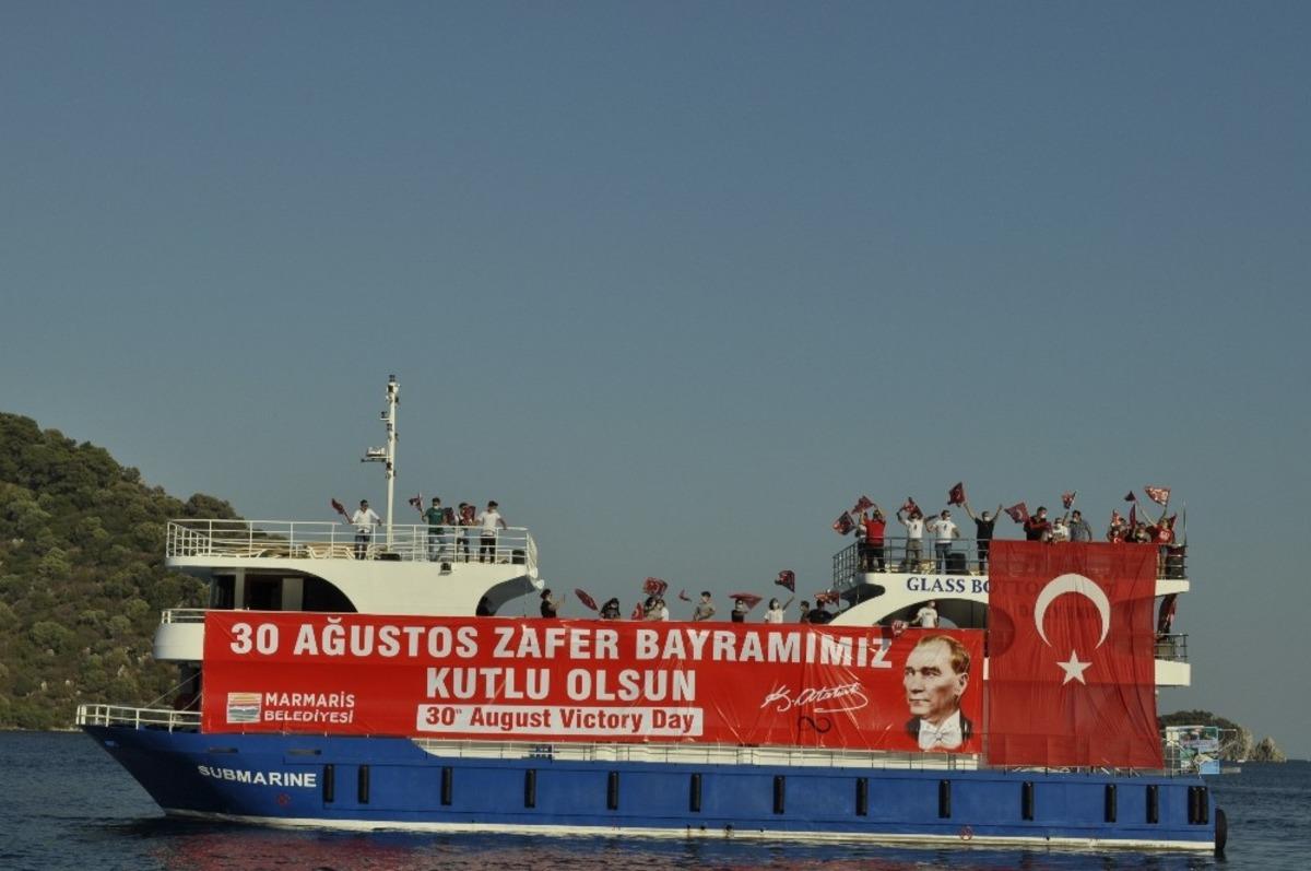 Marmaris&rsquo;te 30 Ağustos Zafer Bayramı denizde, karada ve havada bayraklar ile kutlandı