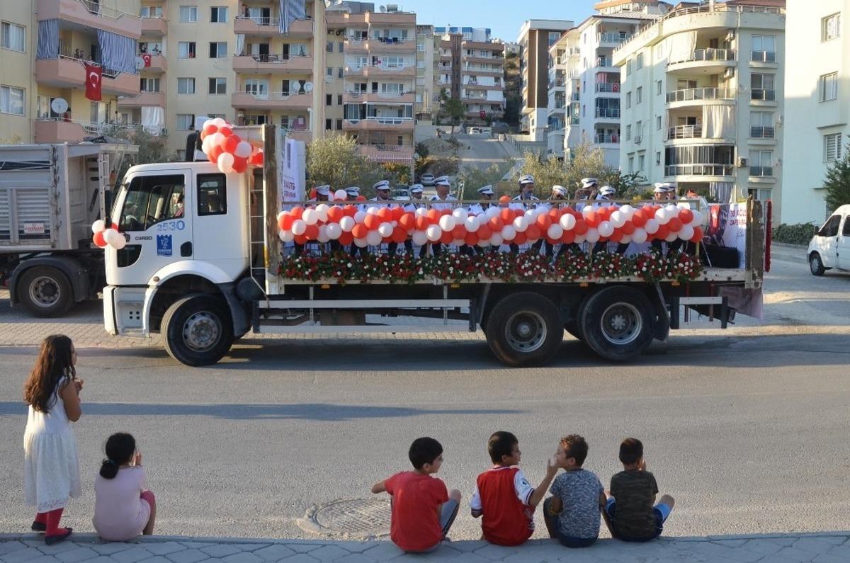 Zafer Bayramı&rsquo;na Kuşadası&rsquo;nda bandolu kutlama