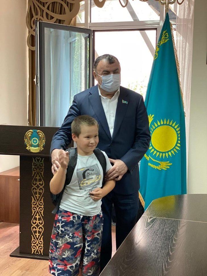 Başkan Kassanov 30 çocuğu sevindirdi G4