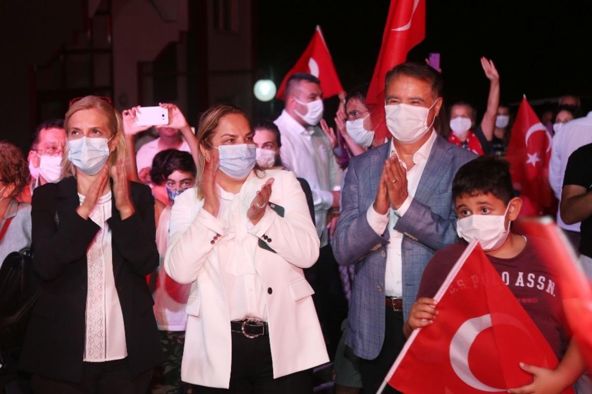 Atakum 30 Ağustos&rsquo;ta kırmızı-beyaza b&uuml;r&uuml;nd&uuml;