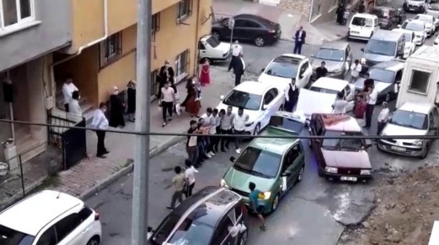 (&Ouml;ZEL) D&uuml;ğ&uuml;n konvoyu i&ccedil;in yolu kapattılar, halay &ccedil;ektiler