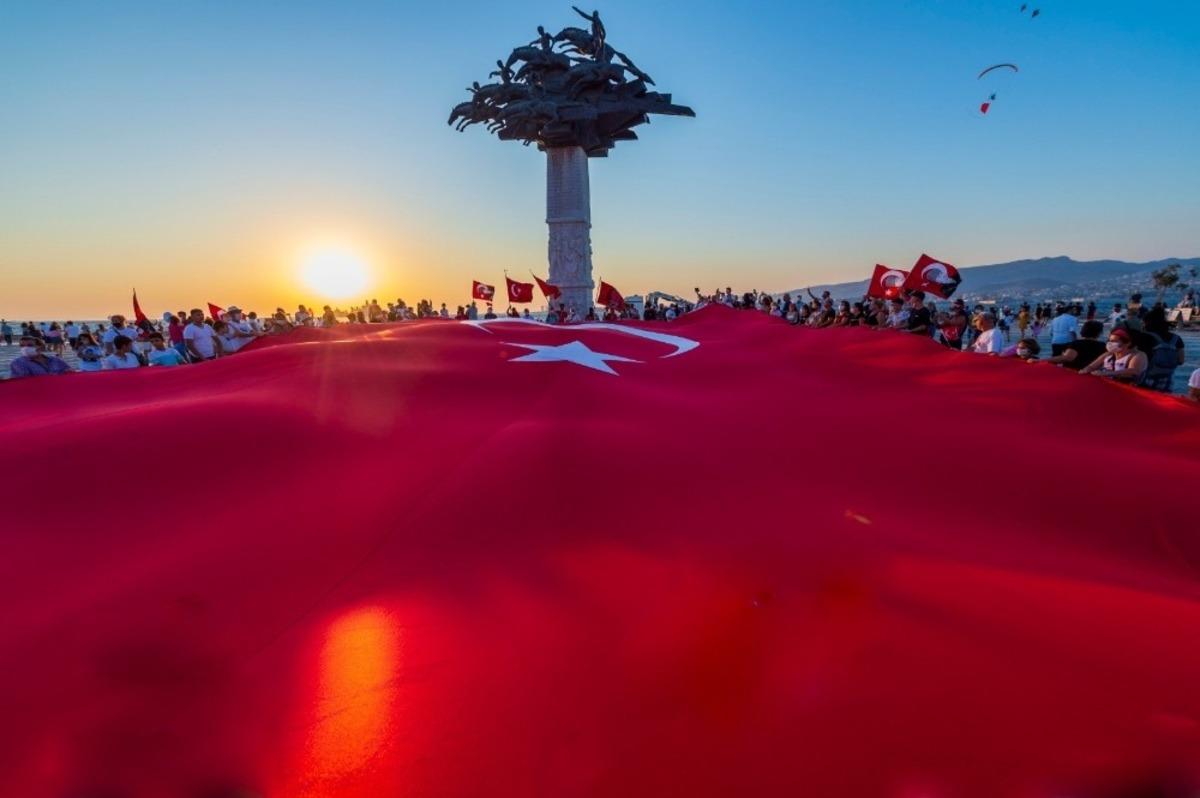 İzmir semalarında zafer kutlaması