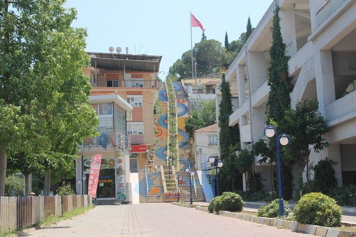 Yenipazar’ı renklendiren merdivenler, dikkat çekiyor G3