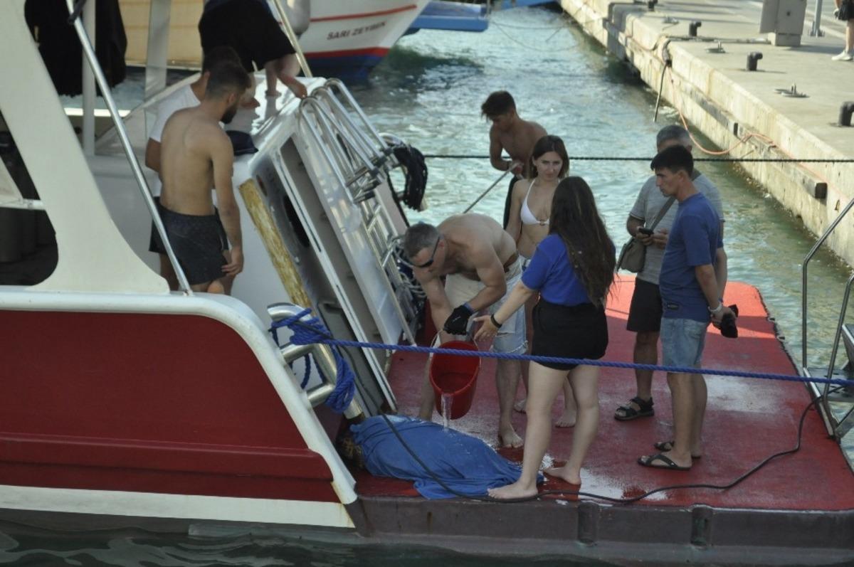 Marmaris&rsquo;te caretta kamlumbağasının yardımına tur teknesi koştu
