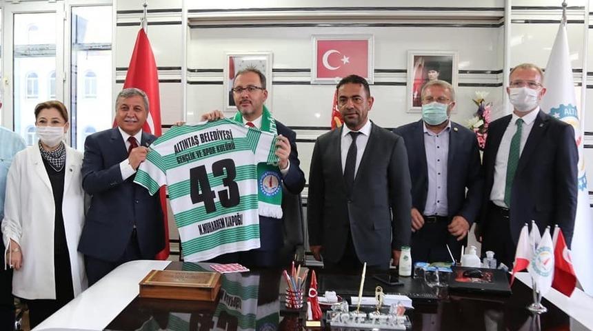 Bakan Kasapoğlu&rsquo;na 43 numaralı forması hediye edildi