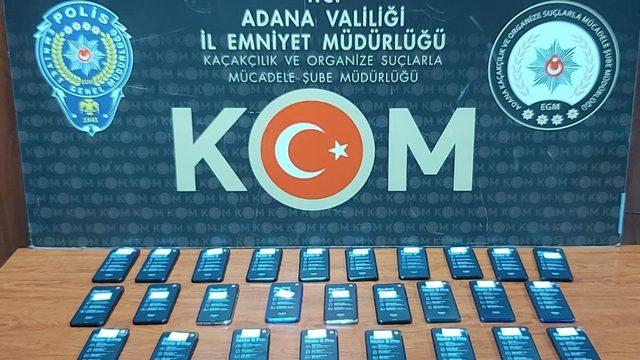 Otomobilin motor ve teyp bölümünden kaçak cep telefonu çıktı