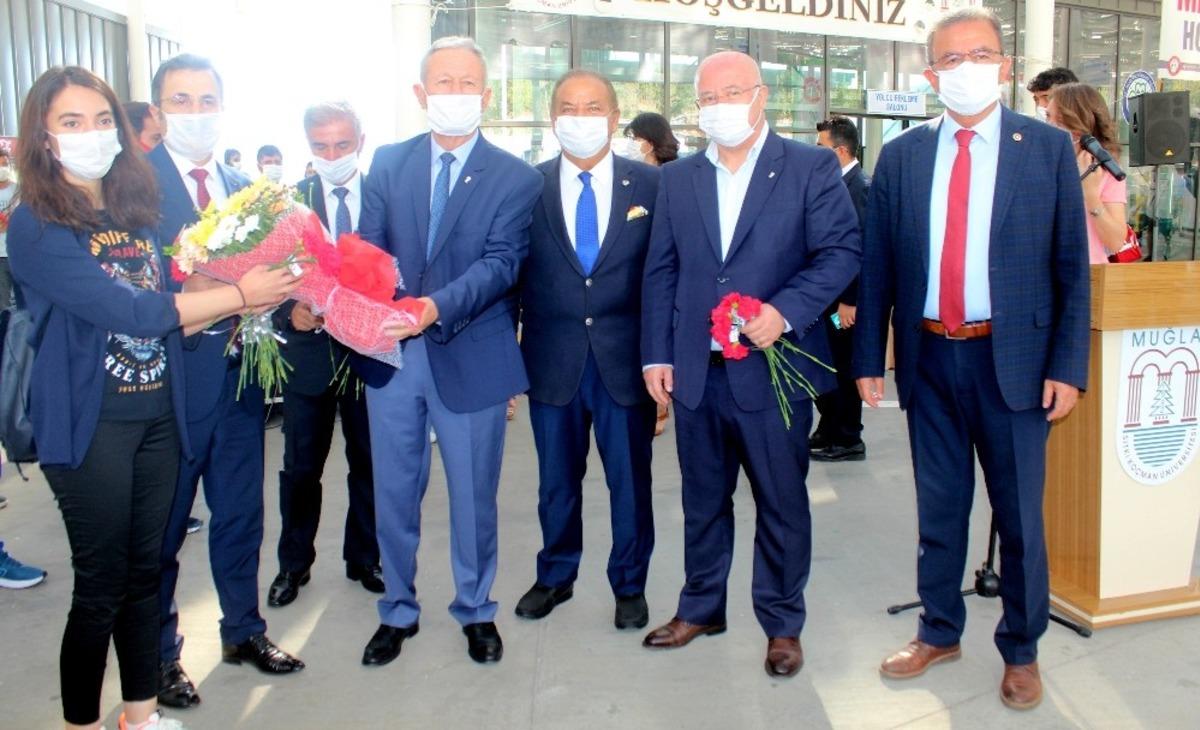 Yeni &ouml;ğrenciler otogarda karşılandı