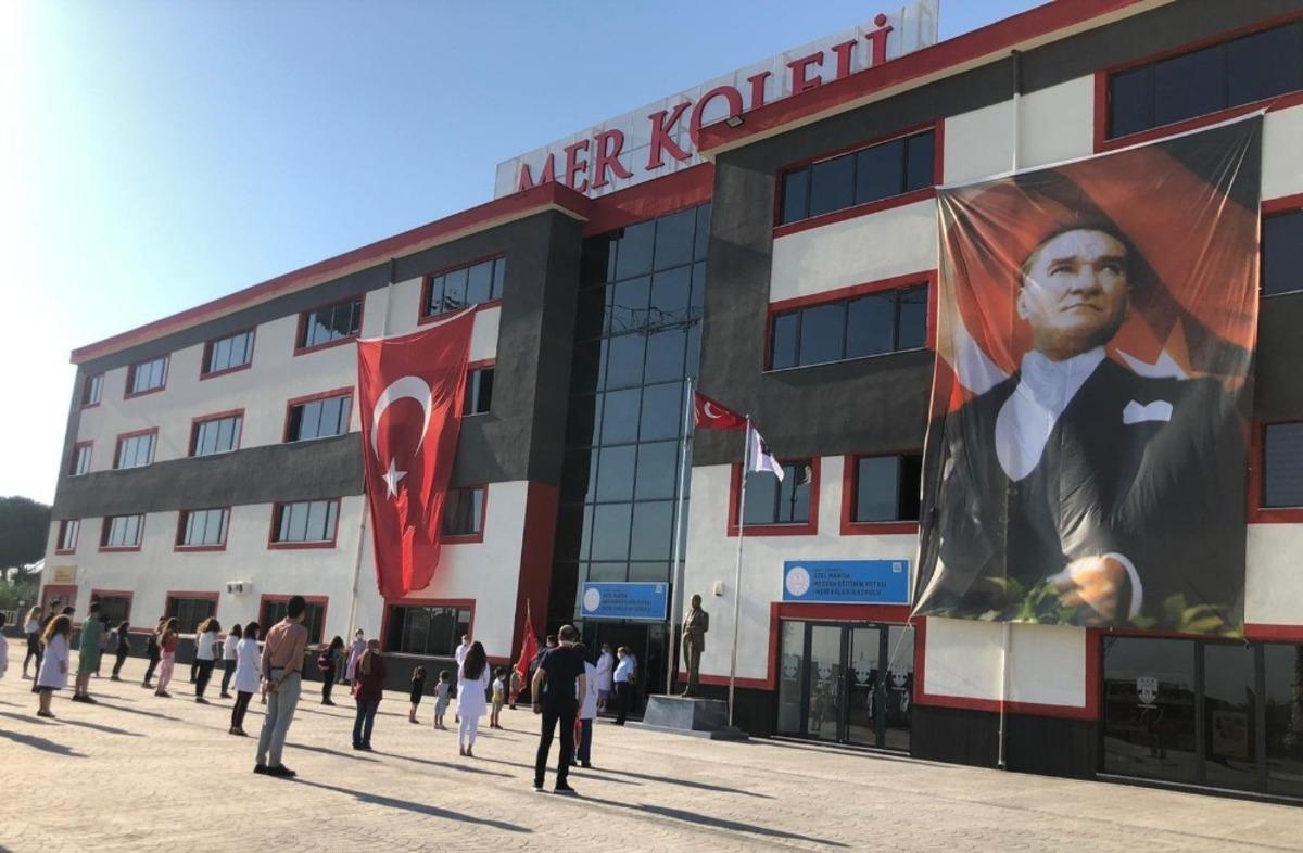 MER Koleji İstiklal Marşıyla yeni eğitim &ouml;ğretim yılına başladı