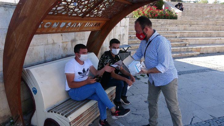 Sivaslı iş adamı memleketinde 15 bin adet maske dağıttırdı G2