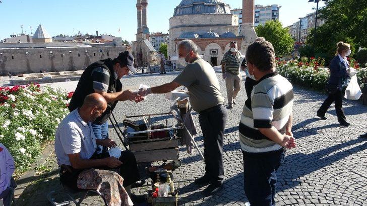 Sivaslı iş adamı memleketinde 15 bin adet maske dağıttırdı G3