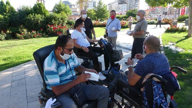 Sivaslı iş adamı memleketinde 15 bin adet maske dağıttırdı G4