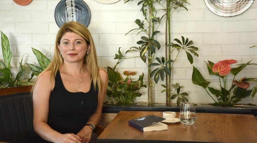 &ldquo;&Ccedil;ek Elini Kalbimden&rdquo; romanı, aşkı ve nefreti sorgulatıyor