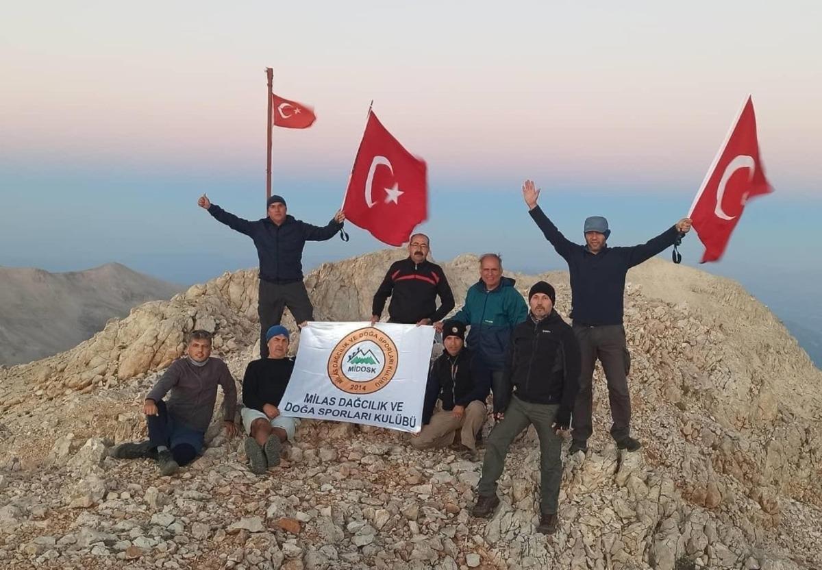 30 Ağustos&rsquo;u 3 bin 70 metrede kutladılar