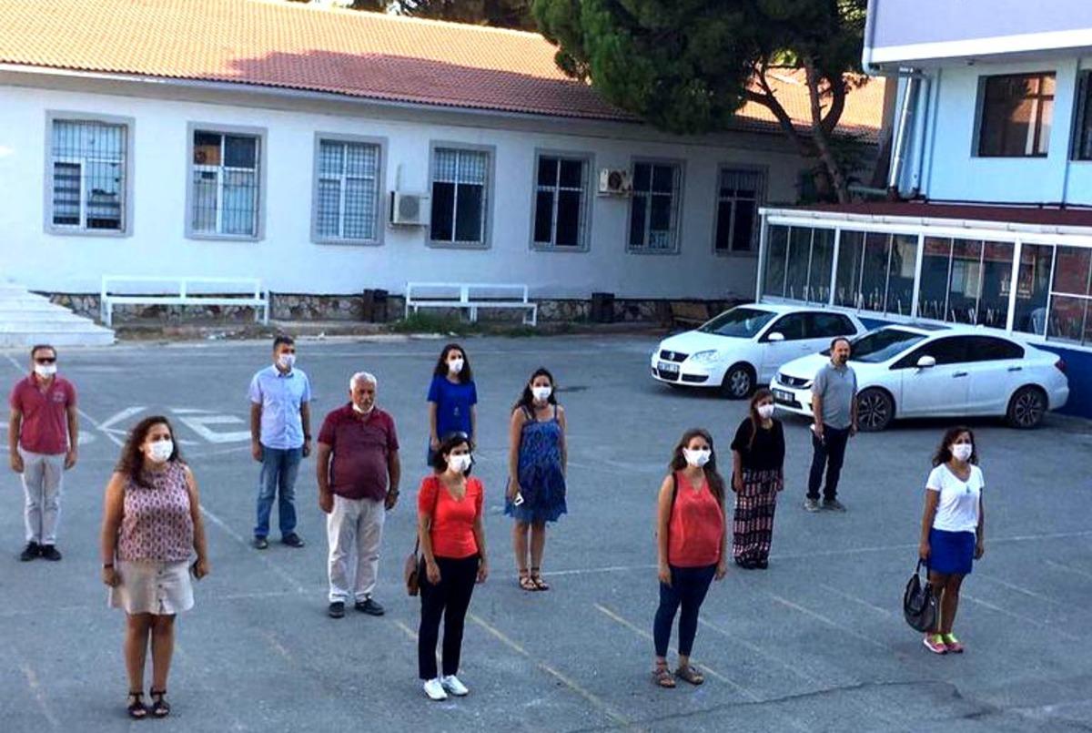 İstiklal Marşı&rsquo;nı &ouml;ğretmenler okulda, &ouml;ğrenciler evlerinde s&ouml;yledi