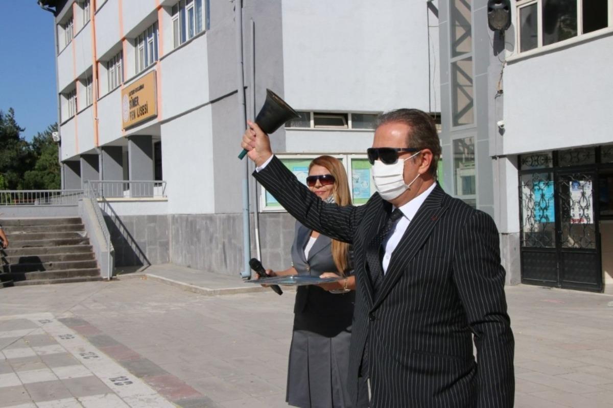 İlk ders zilini Milli Eğitim M&uuml;d&uuml;r&uuml; Celalettin Ekinci &ccedil;aldı