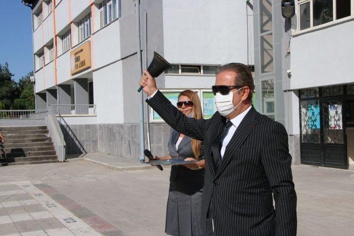 İlk ders zilini Milli Eğitim Müdürü Celalettin Ekinci çaldı G1