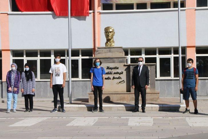 İlk ders zilini Milli Eğitim Müdürü Celalettin Ekinci çaldı G2