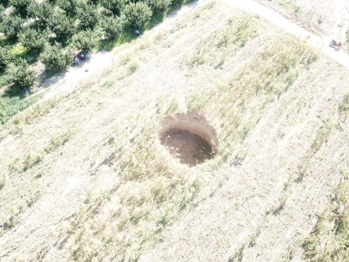 Devasa obruk g&ouml;renleri korkuttu