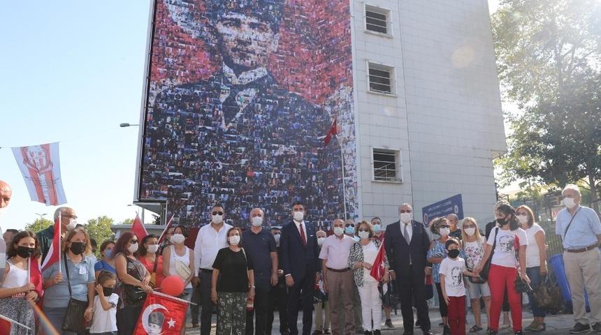 Vatandaşların fotoğraflarından Oluşturulan Atat&uuml;rk Portresi, belediye binasının duvarlarını s&uuml;sl&uuml;yor