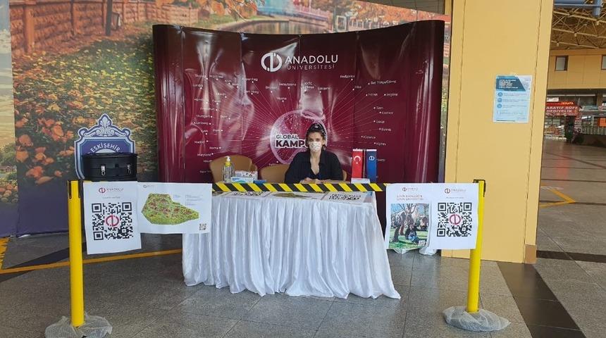 Anadolu &Uuml;niversitesi yeni &ouml;ğrencilerini kayıt s&uuml;recinde de yalnız bırakmıyor