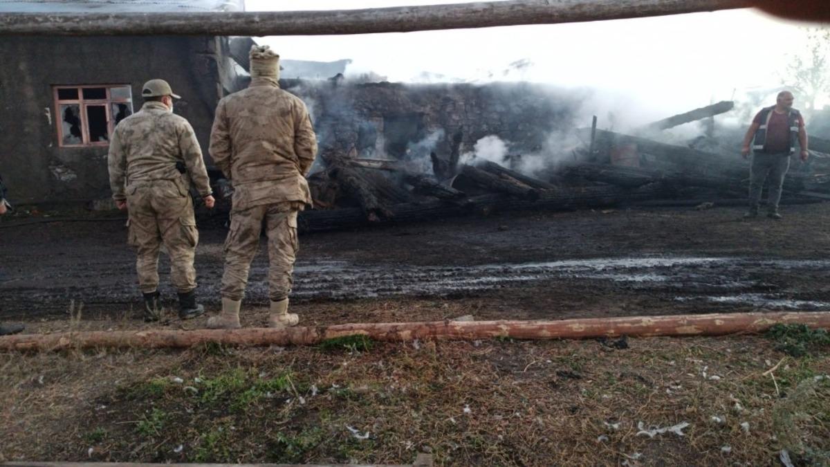 G&ouml;le&rsquo;de &ccedil;ıkan yangında 1 ev k&uuml;le d&ouml;nd&uuml;