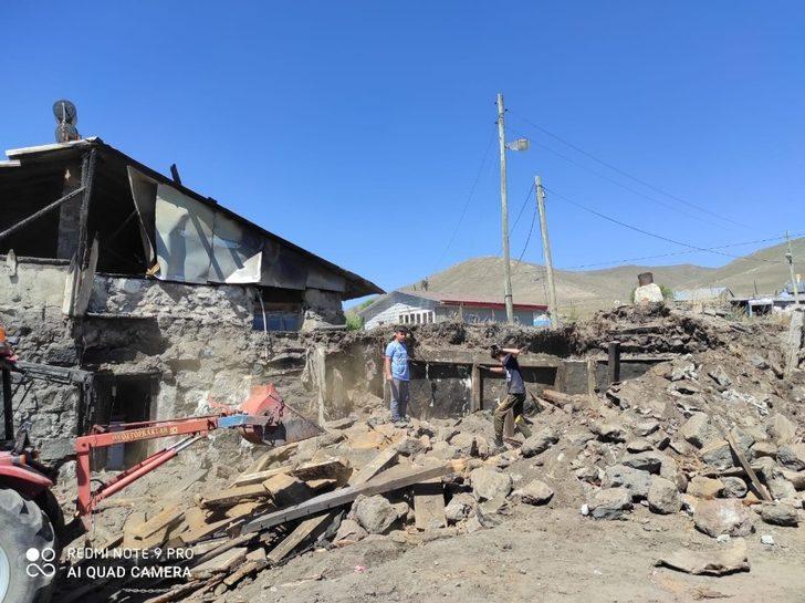 Göle’de çıkan yangında 1 ev küle döndü G3