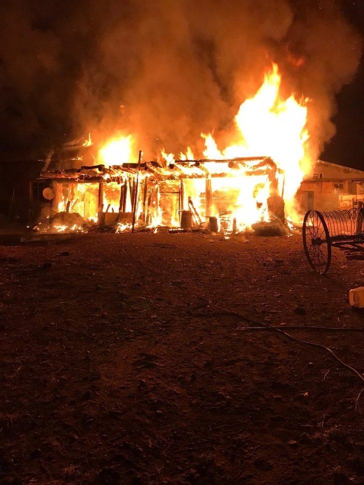 Göle’de çıkan yangında 1 ev küle döndü G4