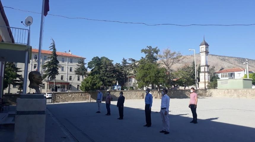 &Ouml;ğrenciler yerine &ouml;ğretmenler sıraya girdi