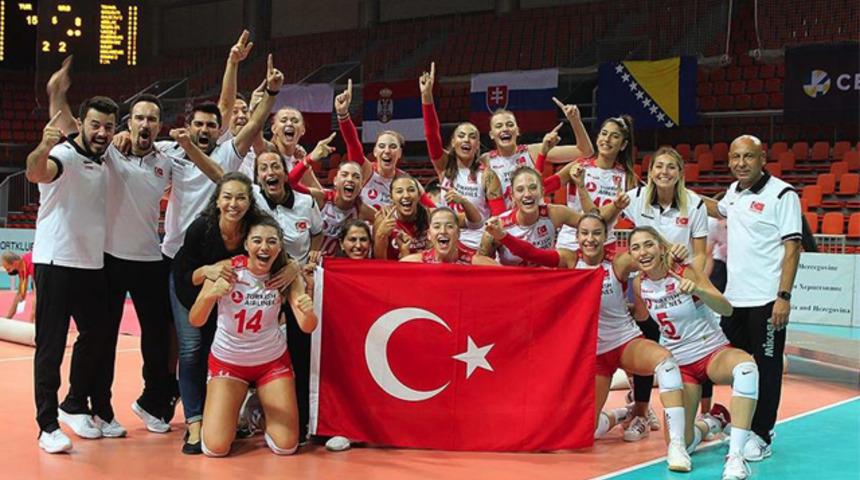 Voleybolda genç kızlar zirveyi bırakmıyor
