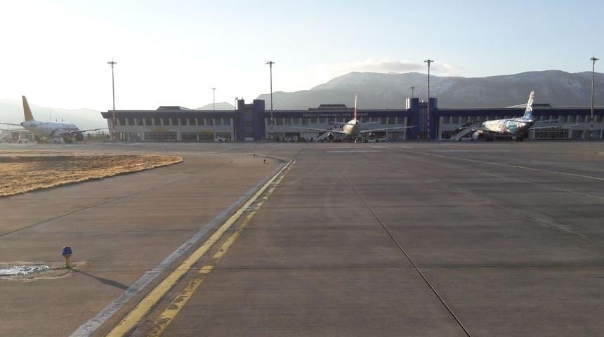 Korona vir&uuml;s hastası u&ccedil;ağa bindi, 13 kişi karantinaya alındı