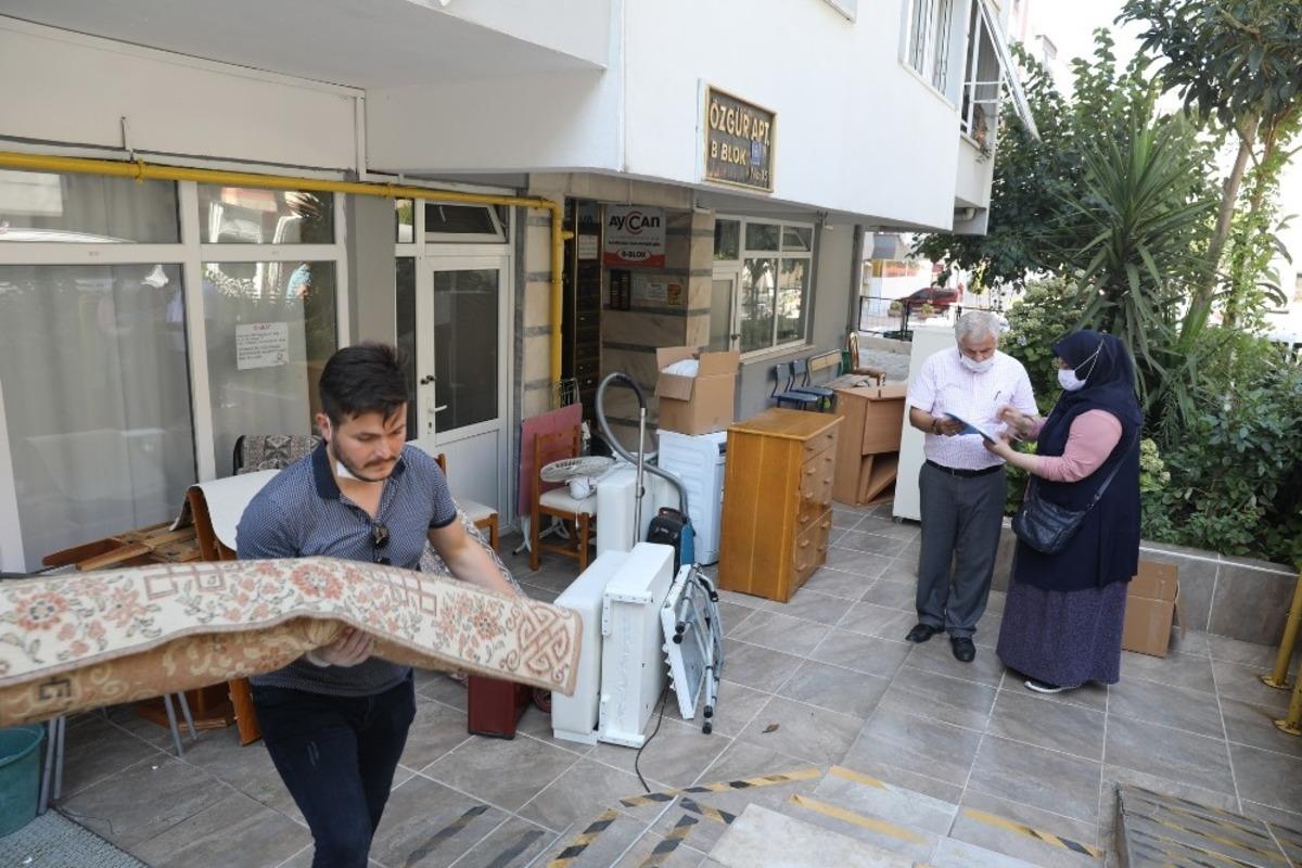 Vefat eden annesinin t&uuml;m eşyalarını ihtiya&ccedil; sahiplerine bağışladı