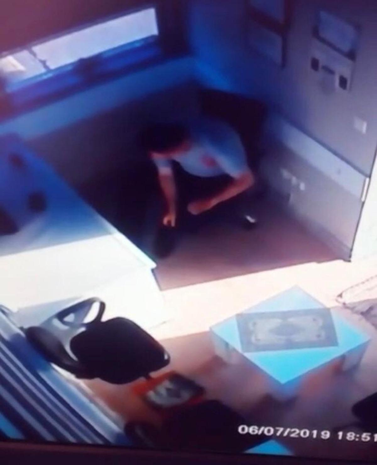 G&uuml;venlik g&ouml;revlisinin fareyle imtihanı kameraya yansıdı