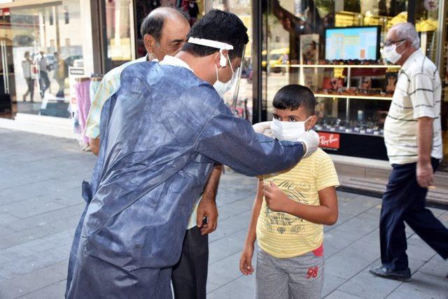 Tarsus Belediyesinden vatandaşlara ücretsiz maske