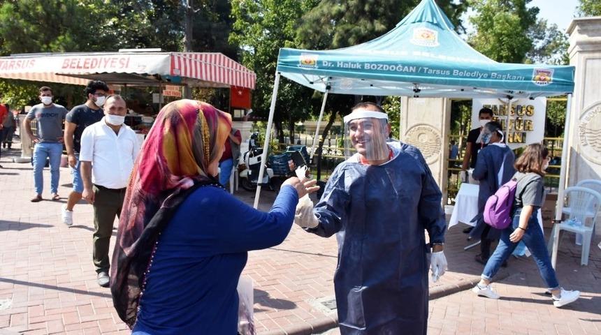 Tarsus Belediyesinden vatandaşlara &uuml;cretsiz maske