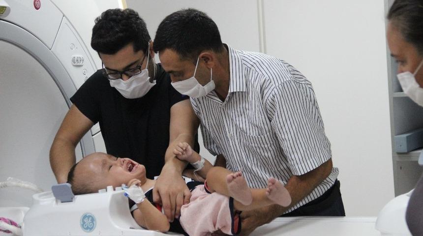 Cumhurbaşkanı Erdoğan devreye girmişti... Minik Sercan tedavi i&ccedil;in İzmir&rsquo;e geldi