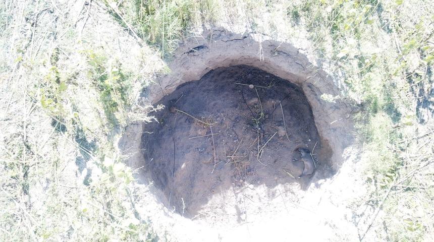 Vatandaşlar endişeli! Devasa obruk g&ouml;renleri korkuttu