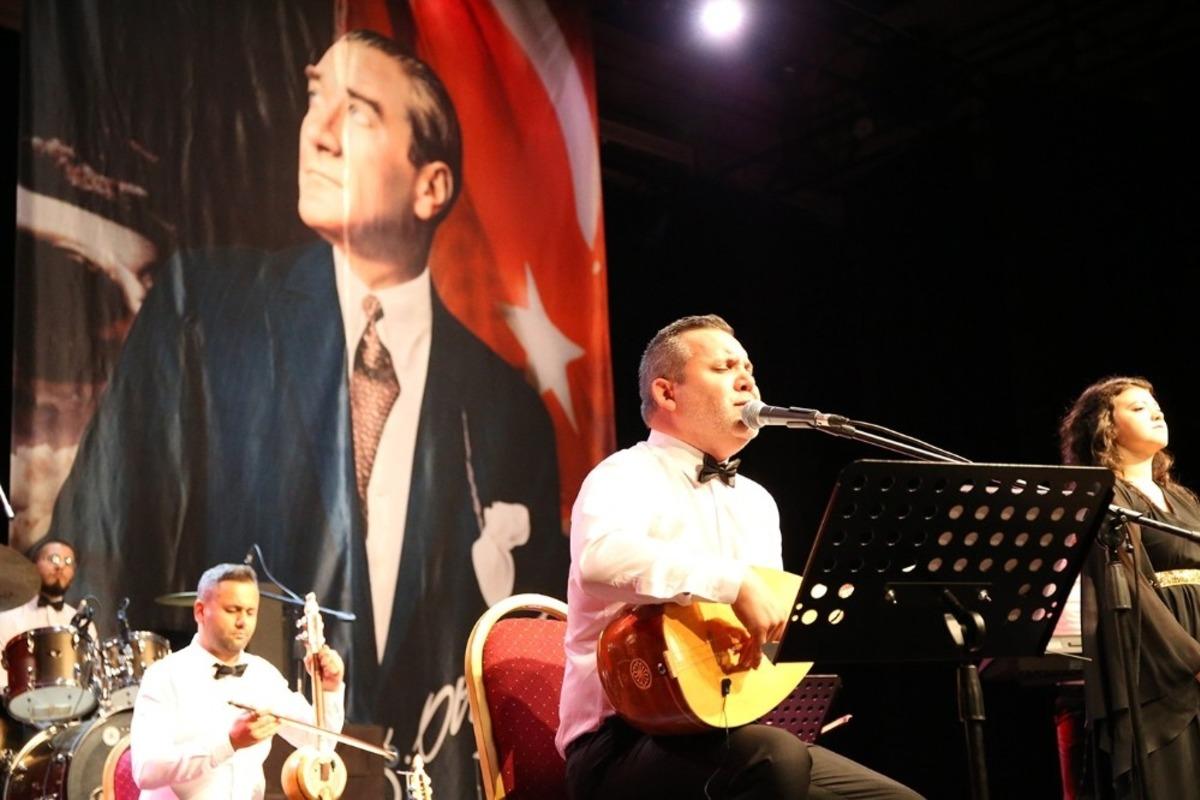 Vatandaşlar, evlerinde Zafer Bayramı&rsquo;nı konser ile yaşadı